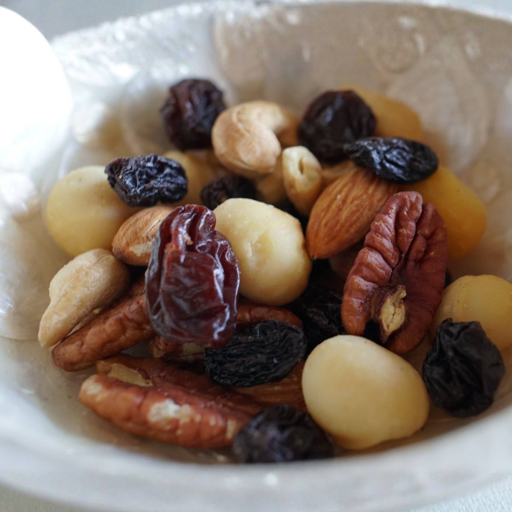 燻製ナッツと干し葡萄 (有機ぶどう使用)